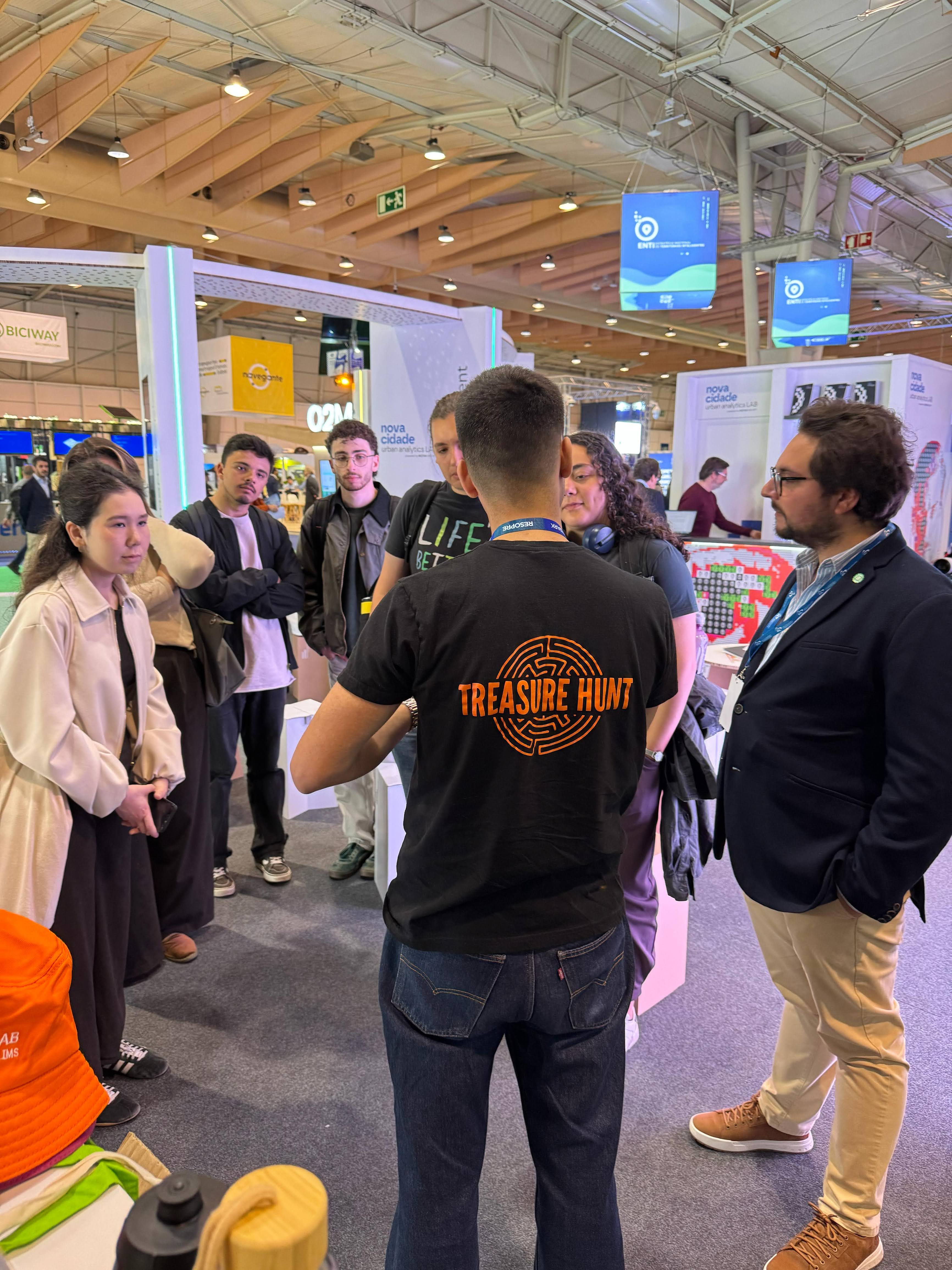 Treasure Hunt staffer demoing the game to a crowd at the NOVA Cidade booth